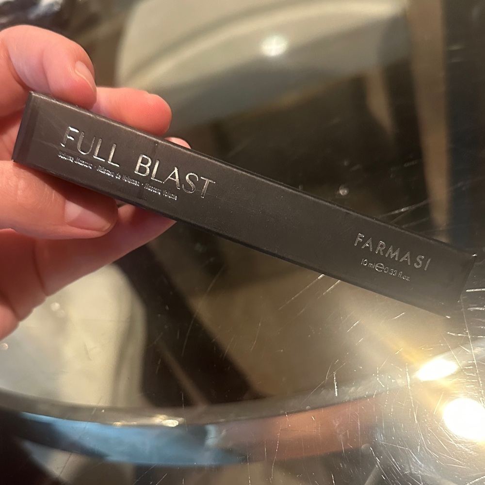 Farmasi Full Blast in Elegant Black